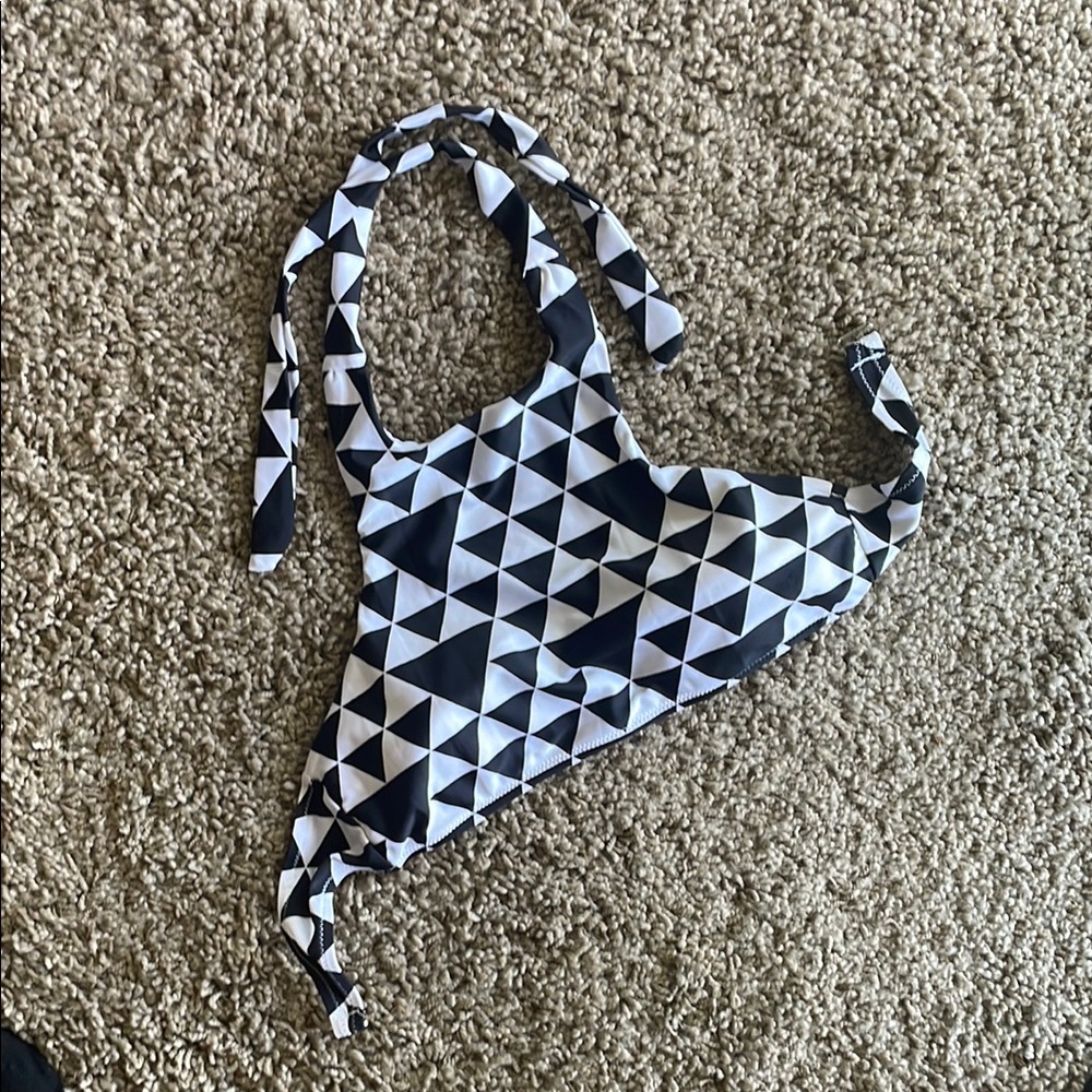 Women’s Black & White Geometric Halter Bikini Top - Brand Unknown